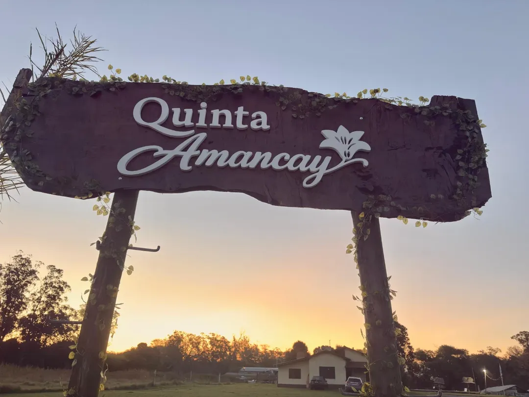 Cartel de entrada de Quinta Amancay